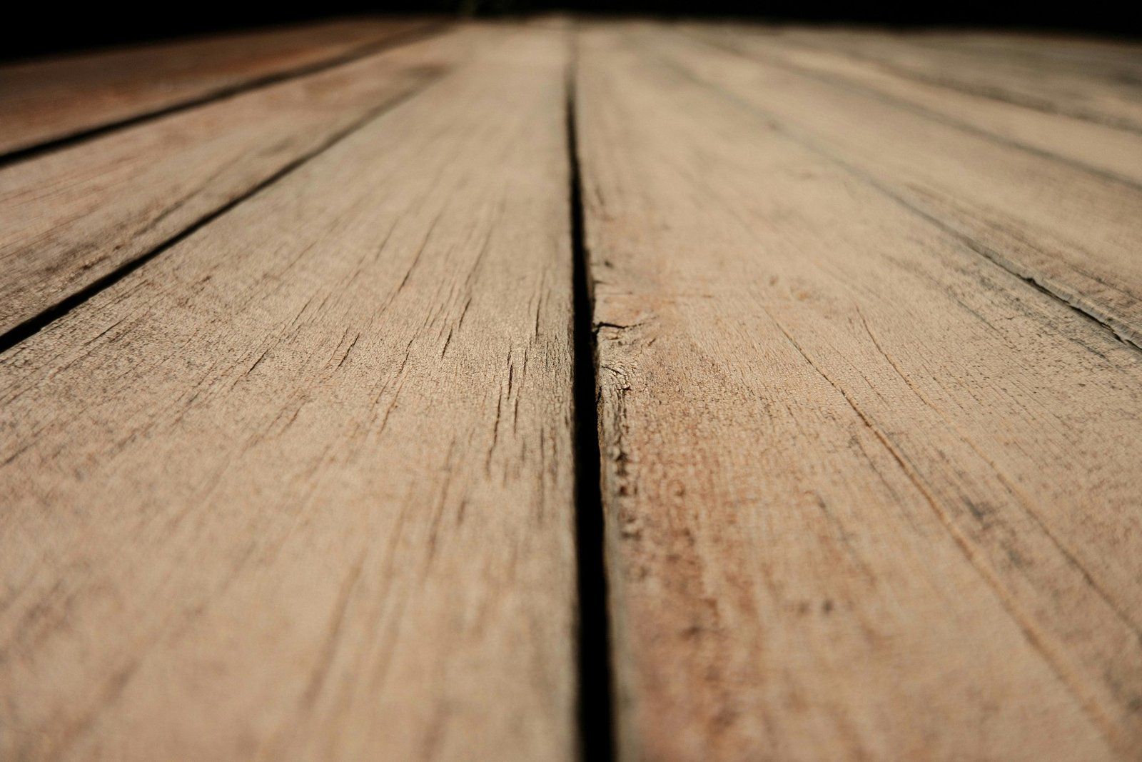 Hochdruckreiniger wird nah an Holzdielen eingesetzt