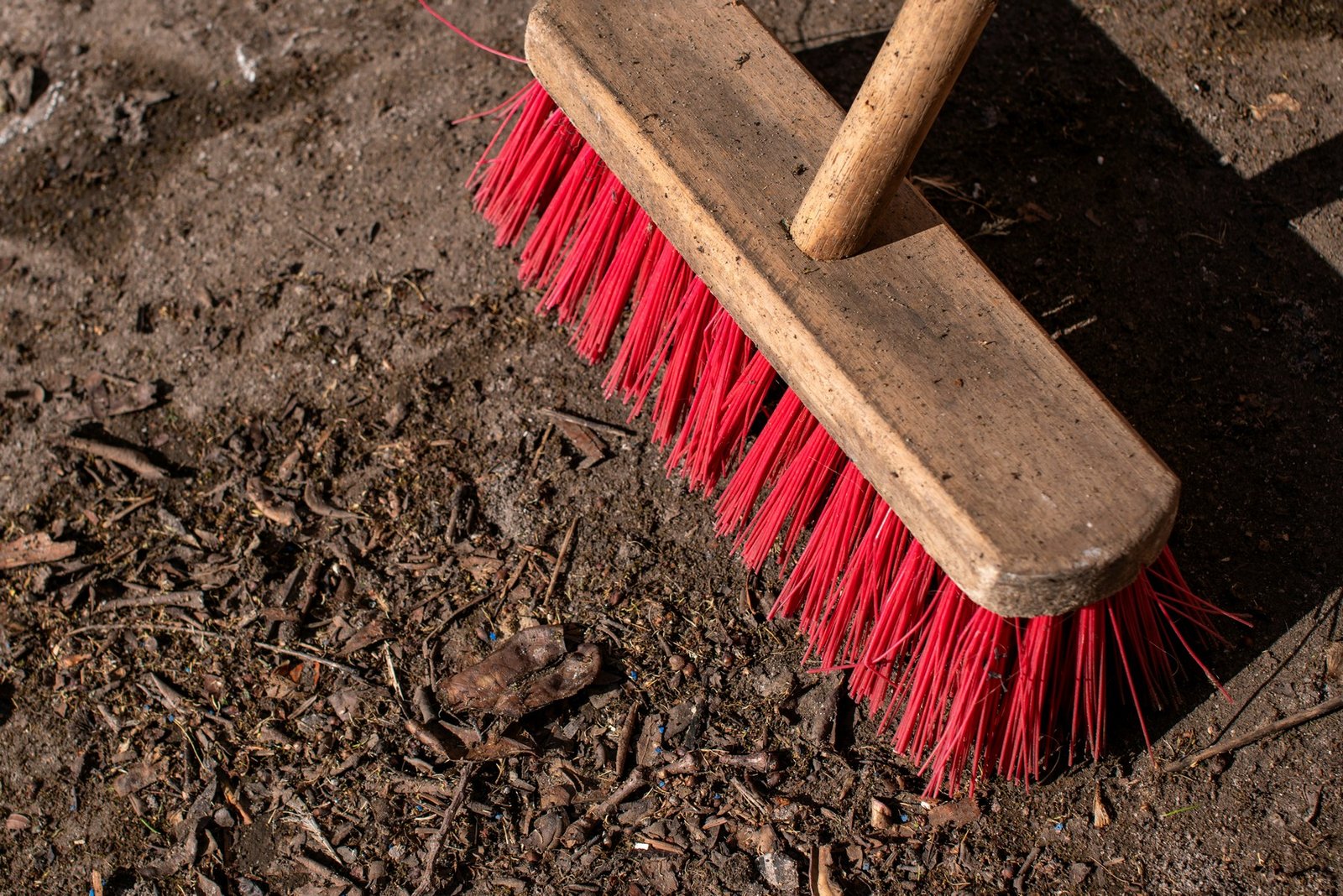 Schrubber auf Holzdielen beim Reinigen