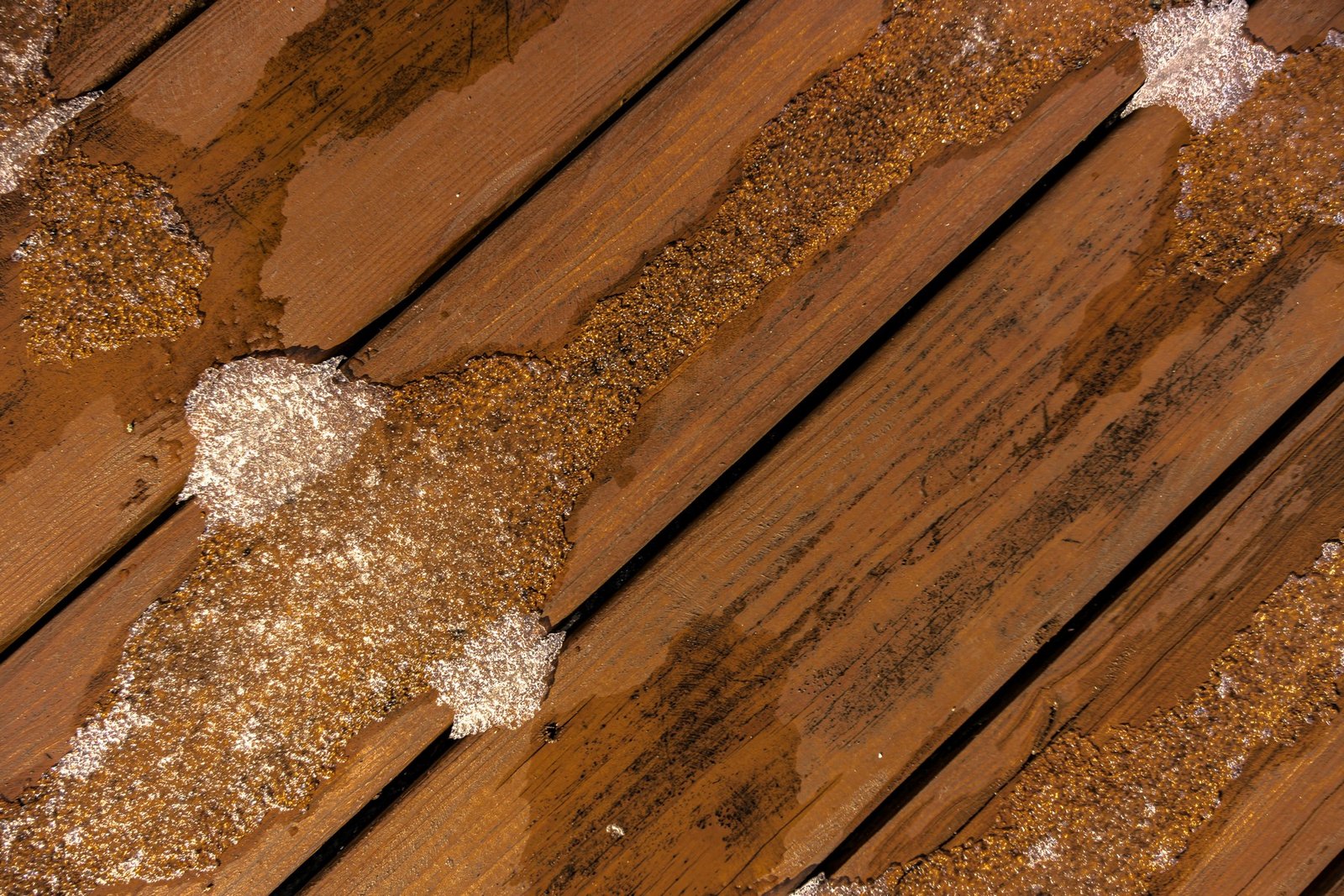 Holzterrasse wird nach der Reinigung geölt und gepflegt