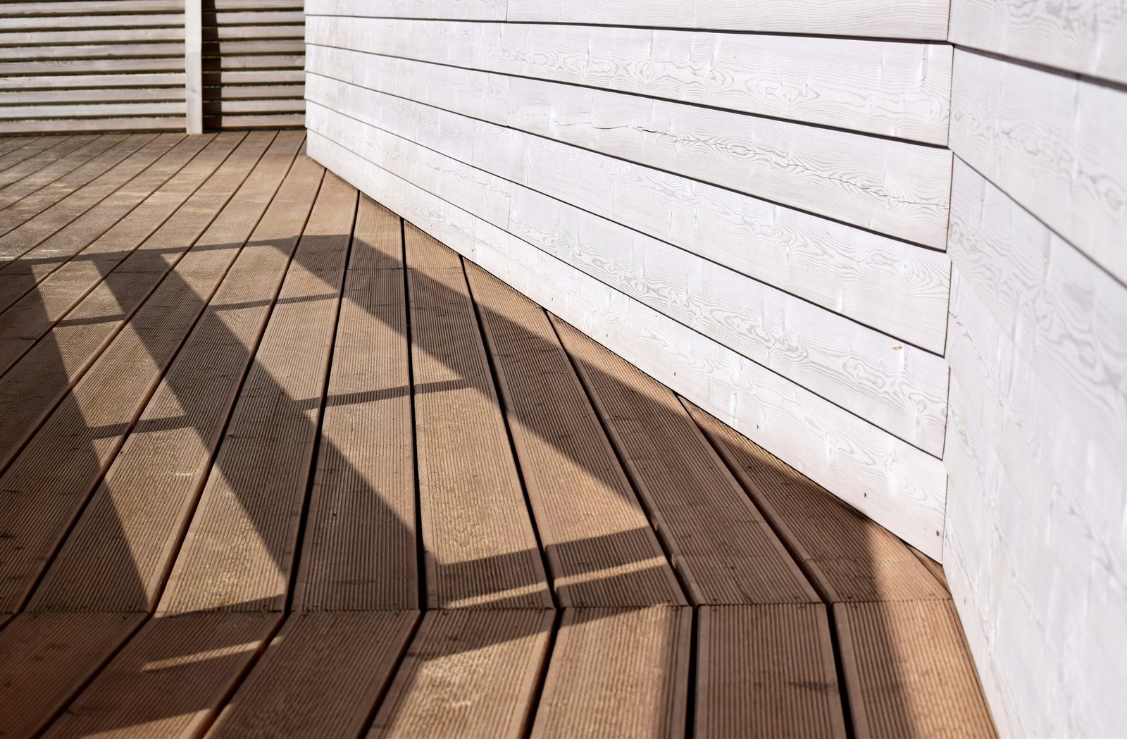 Gepflegte Holzterrasse im Alltag sauber gehalten