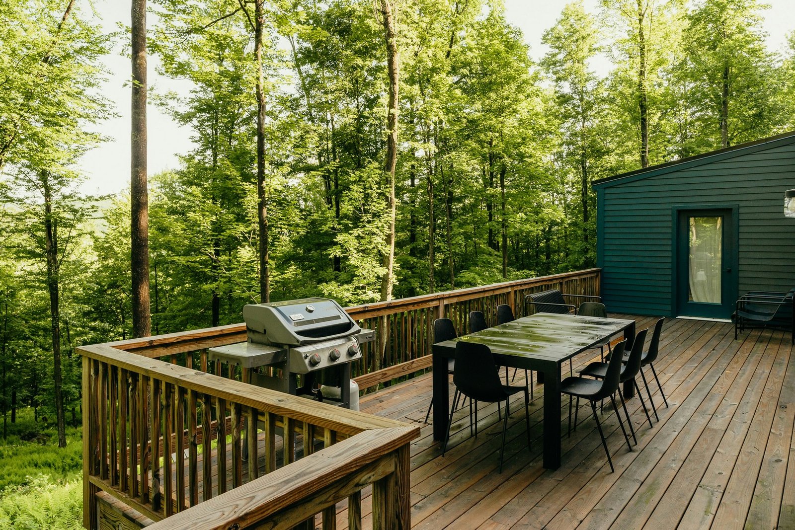 Holzterrasse wird schnell vor einer Gartenfeier gereinigt