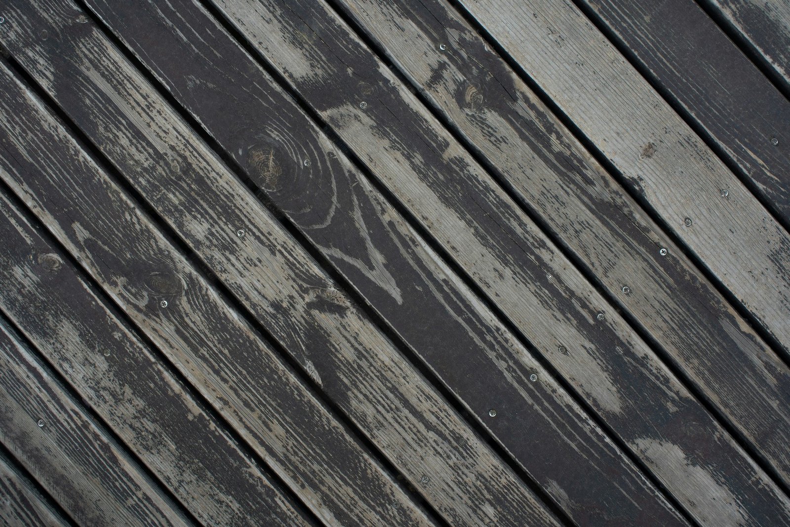 Stark verschmutzte Holzterrasse vor der Grundreinigung