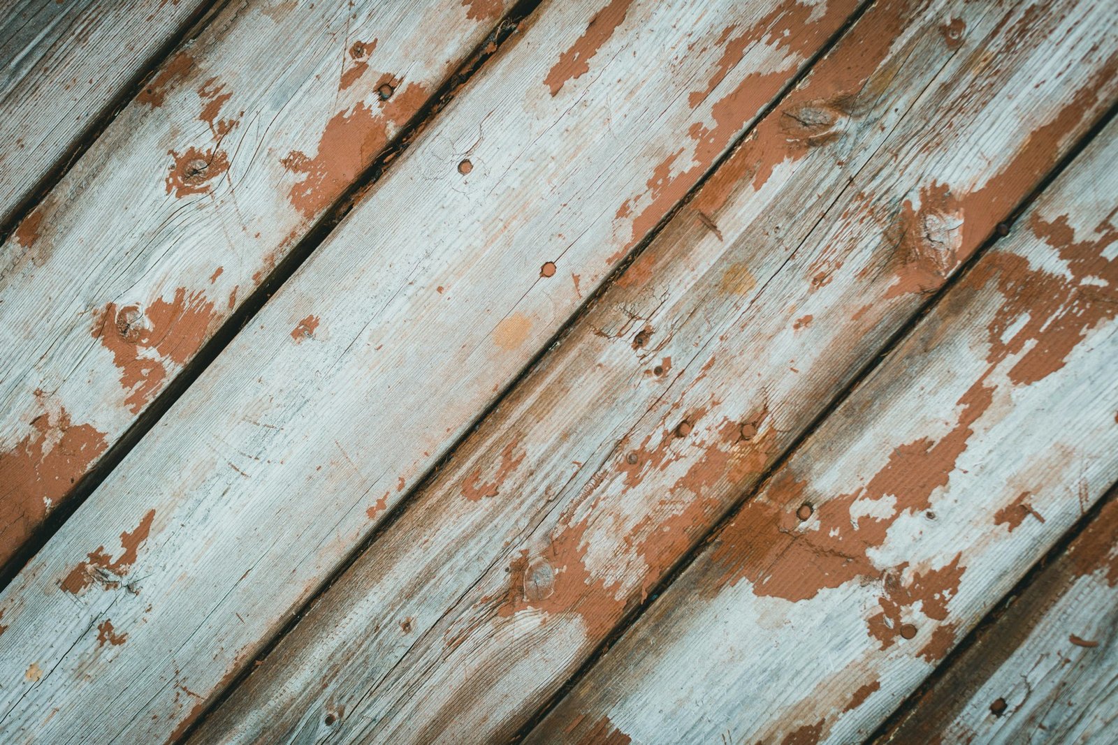 Holzterrasse mit Reinigungsschäden durch falsche Methode